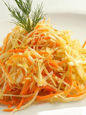 Салат из капусты .моркови под маслом
